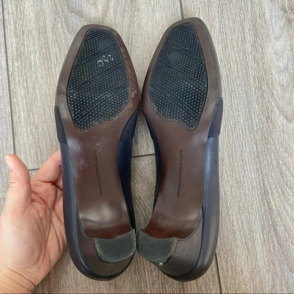 Trotters Women's Beth Pump in Navy Kid - Picture 13 of 14